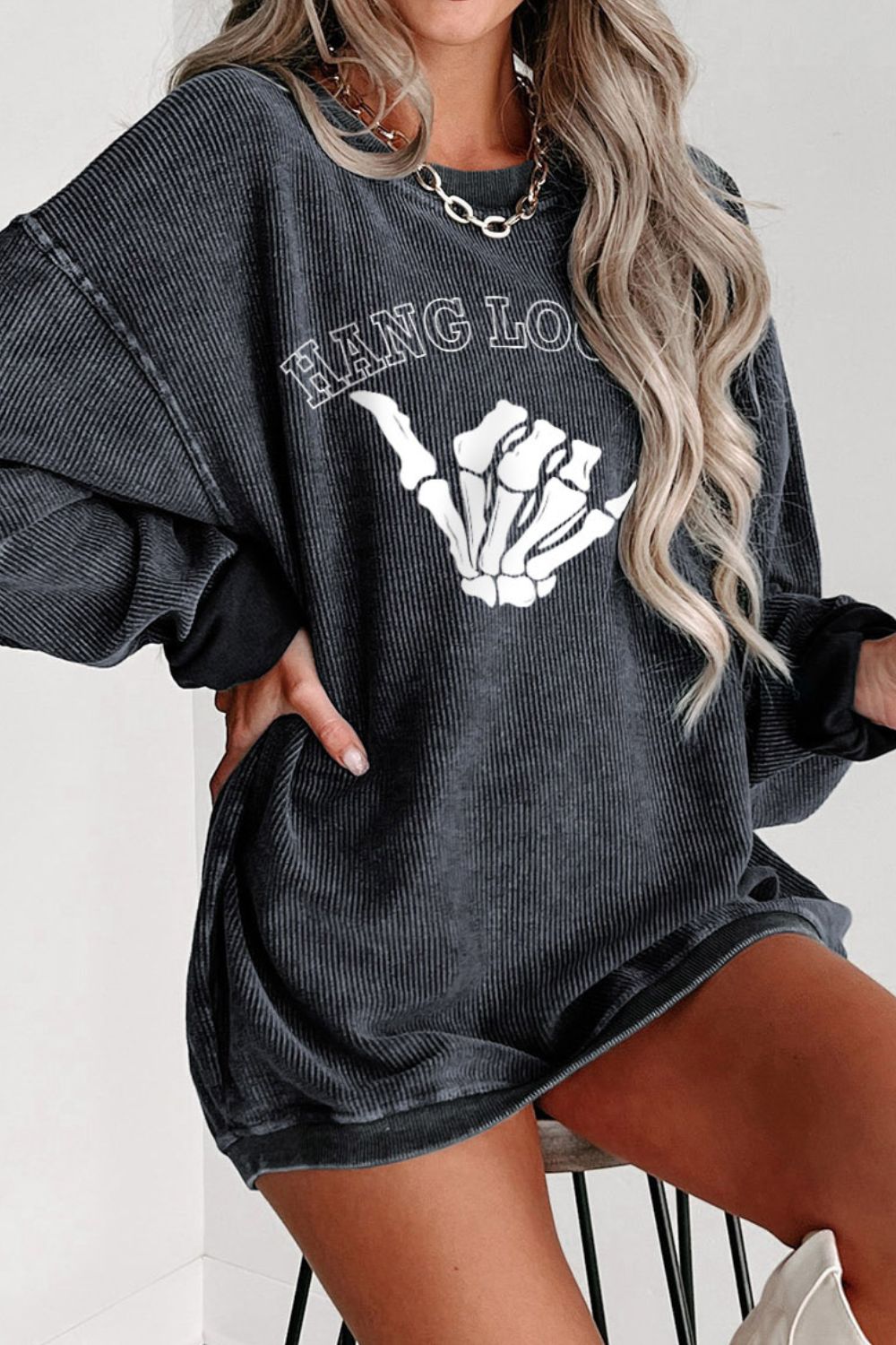 Sweatshirt mit Skeletthand-Grafik