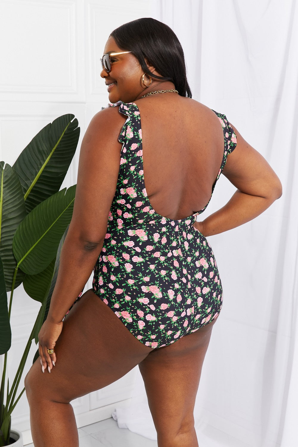 Marina West Swim – Float On – Einteiler mit Rüschen-Imitat-Wickeldesign und Blumenmuster in voller Größe