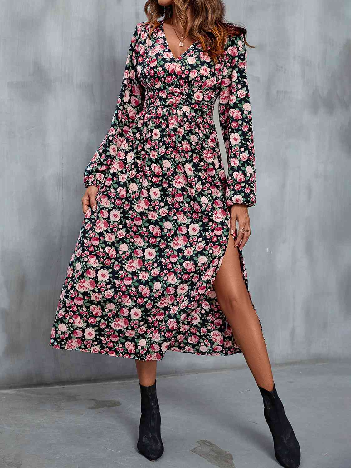 Vestido midi con abertura y cuello en V floral