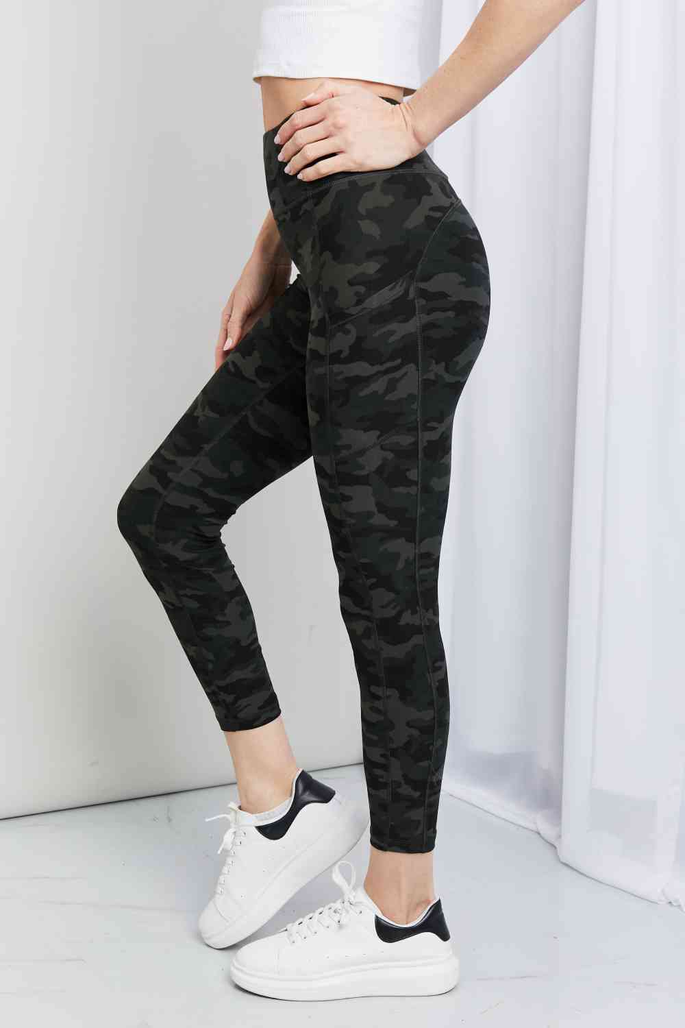 Leggings Depot - Leggings in voller Größe mit Camouflage-Muster und breitem Bund und Taschen