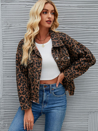 Jeansjacke mit Leopardenmuster und tief angesetzten Schultern