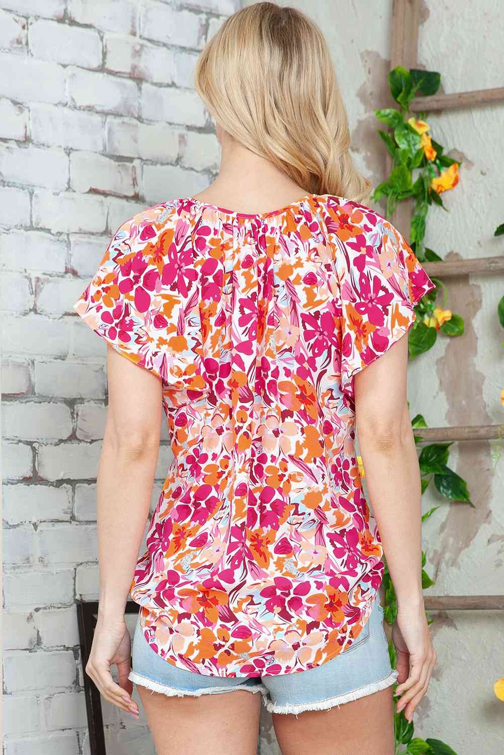 Bluse mit Blumenmuster, Bindeband am Kragen und Flatterärmeln