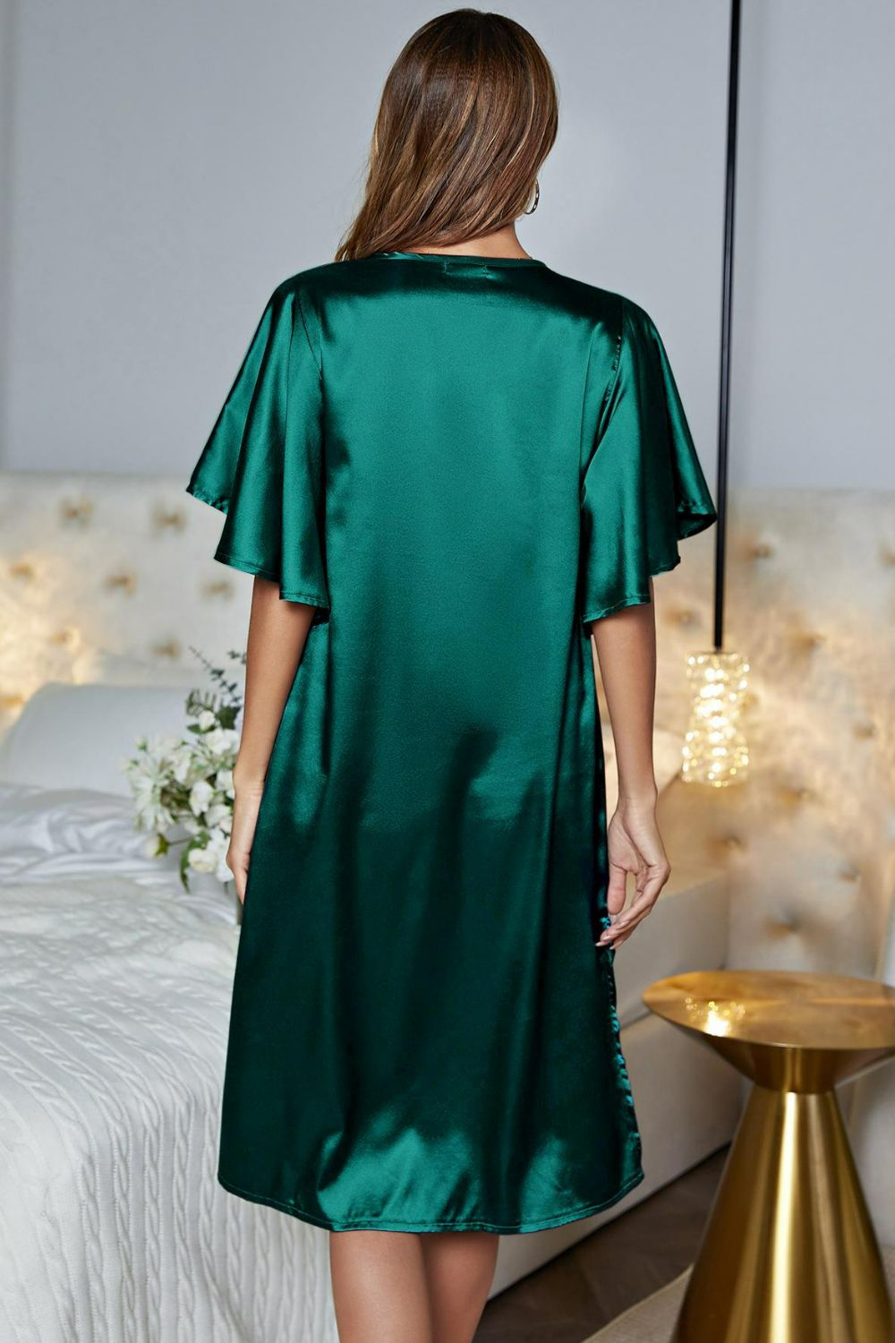 Nachtkleid aus Satin mit Flatterärmeln, Seitenschlitz und V-Ausschnitt