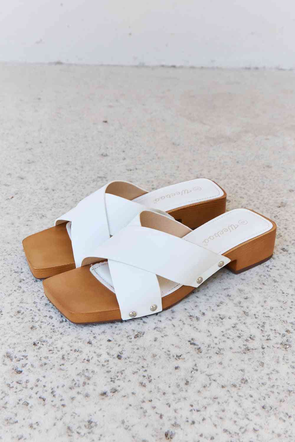 Weeboo – Step Into Summer – Criss Cross – Pantoletten aus Holz in Weiß