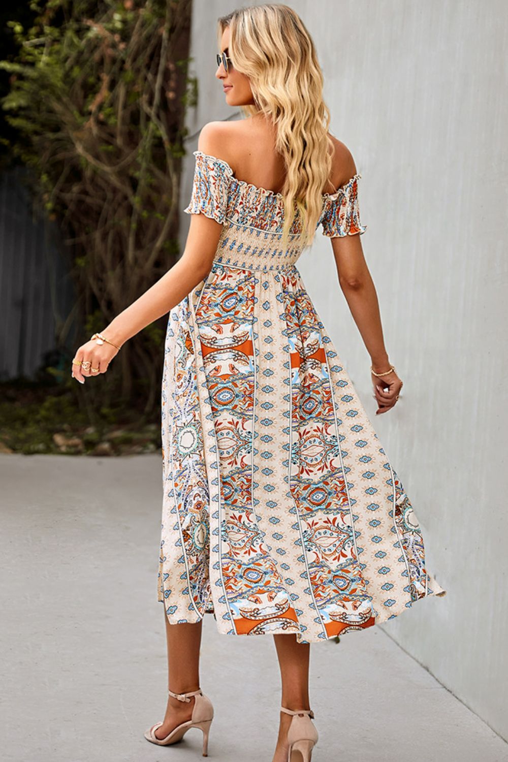 Bohemian-Kleid mit schulterfreiem Schlitz und Rüschenbesatz