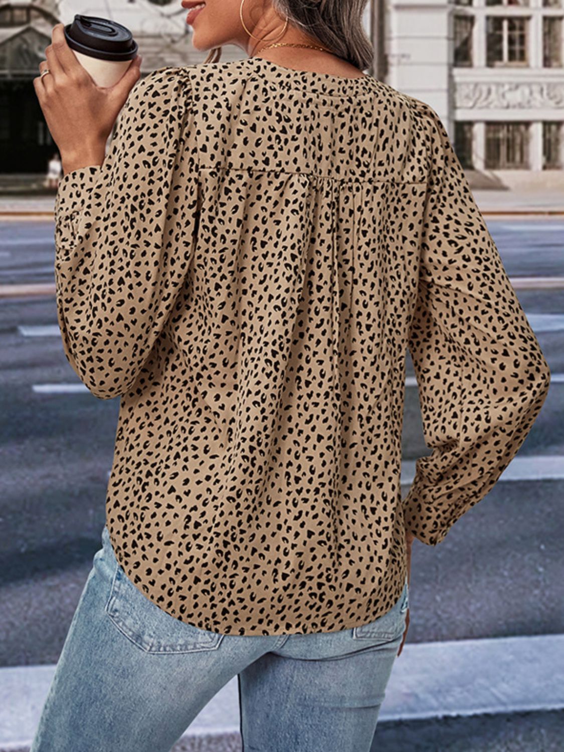 Bluse mit Leopardenmuster, Puffärmeln und eingekerbtem Kragen