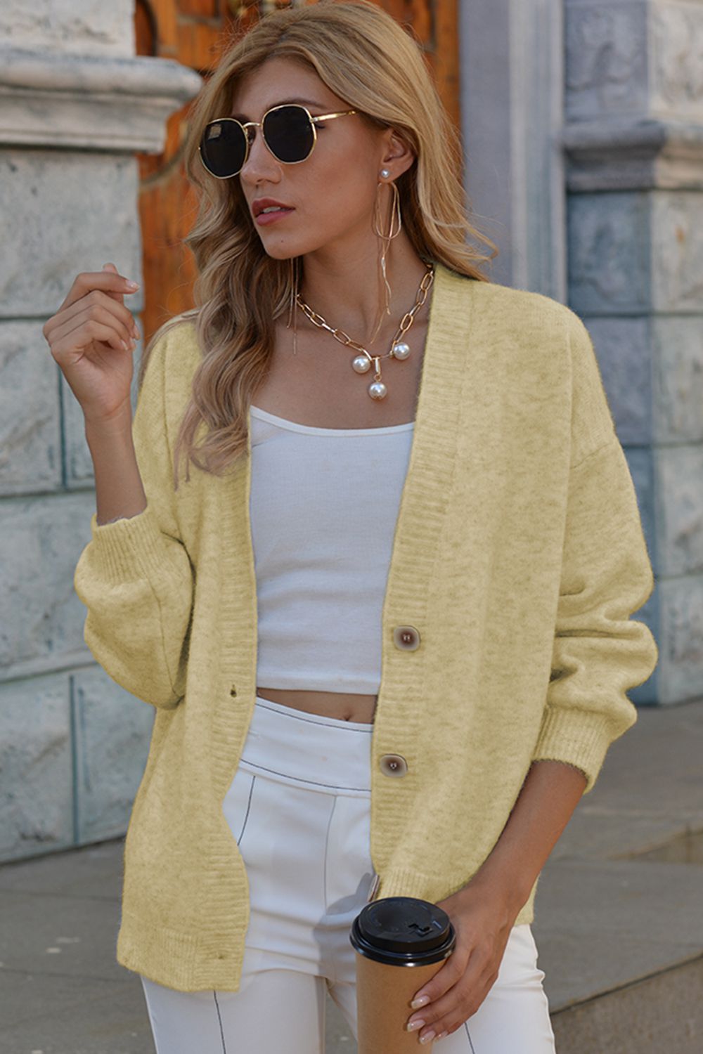 Strickjacke mit V-Ausschnitt, Button-Down und überschnittenen Schultern