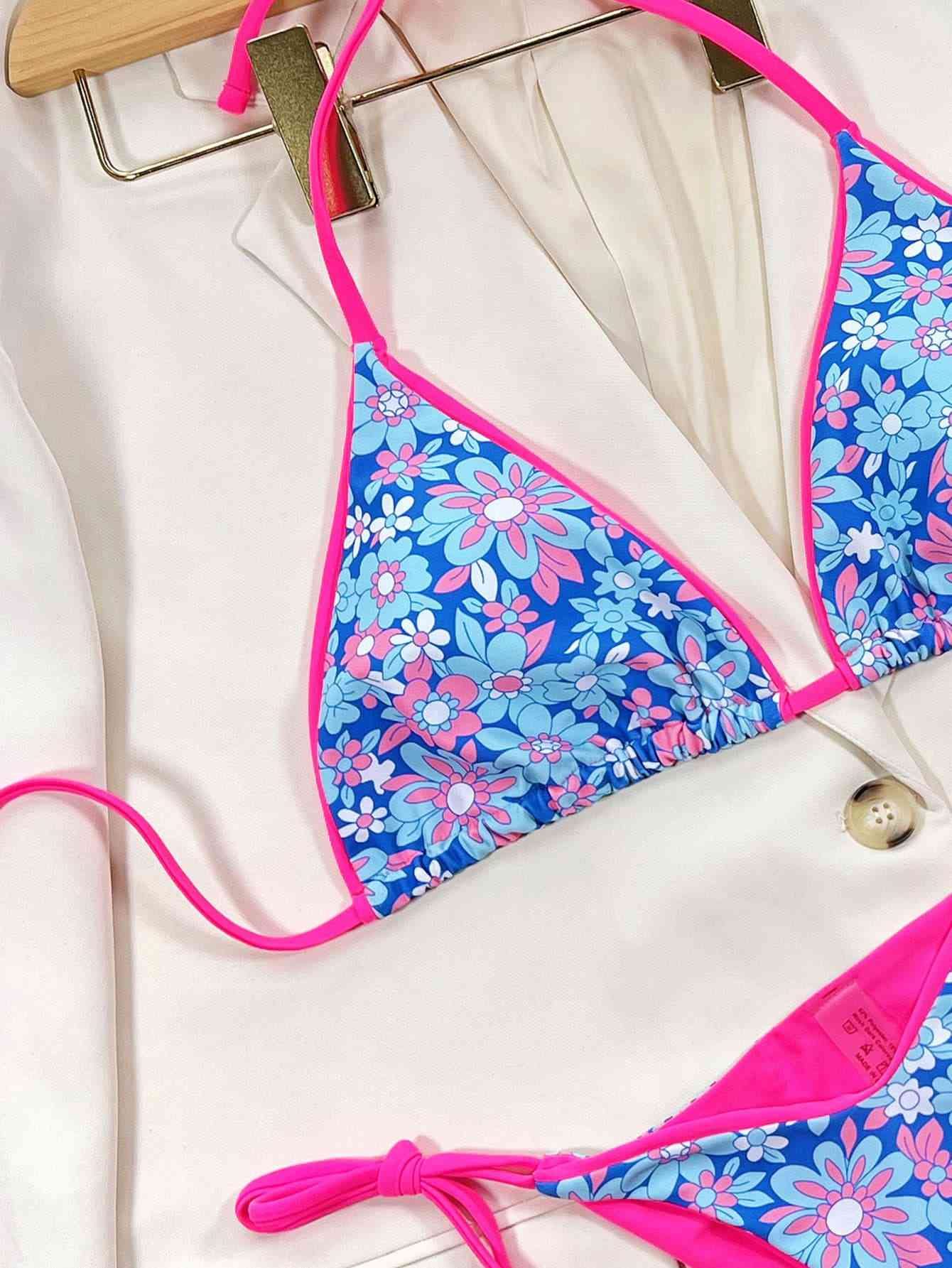 Bikini-Set mit Neckholder und seitlicher Schnürung und Blumenmuster