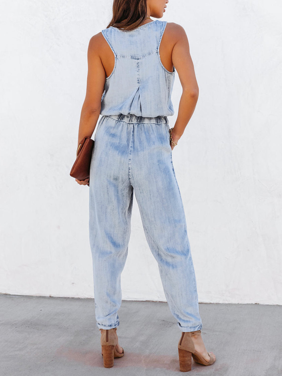 Ärmelloser Jumpsuit mit Kordelzug in der Taille