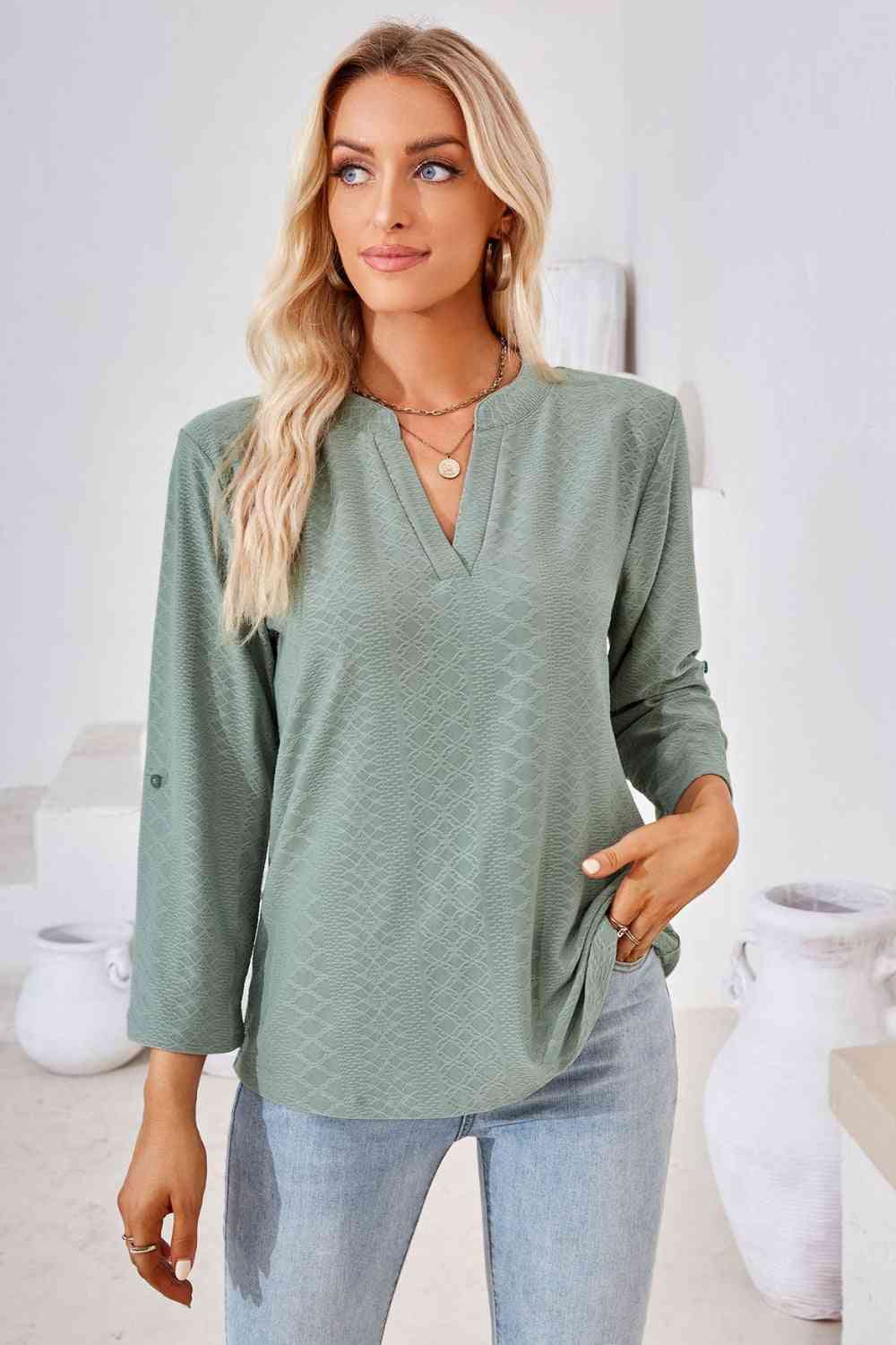 Bluse mit V-Ausschnitt und Rollärmeln