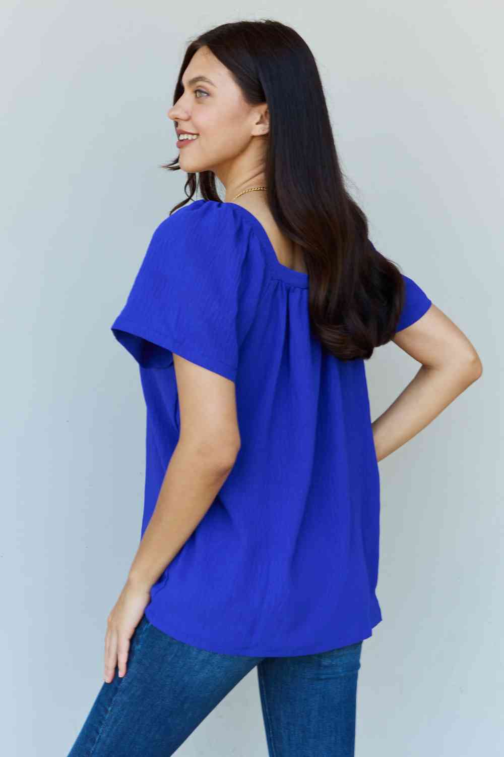 Ninexis – „Keep Me Close“ – Kurzärmlige Bluse mit eckigem Ausschnitt in Royalblau