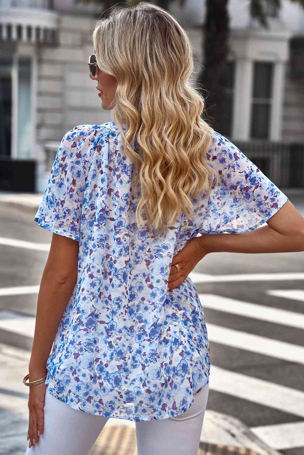 Bluse mit Blumenmuster, Reverskragen und Flatterärmeln