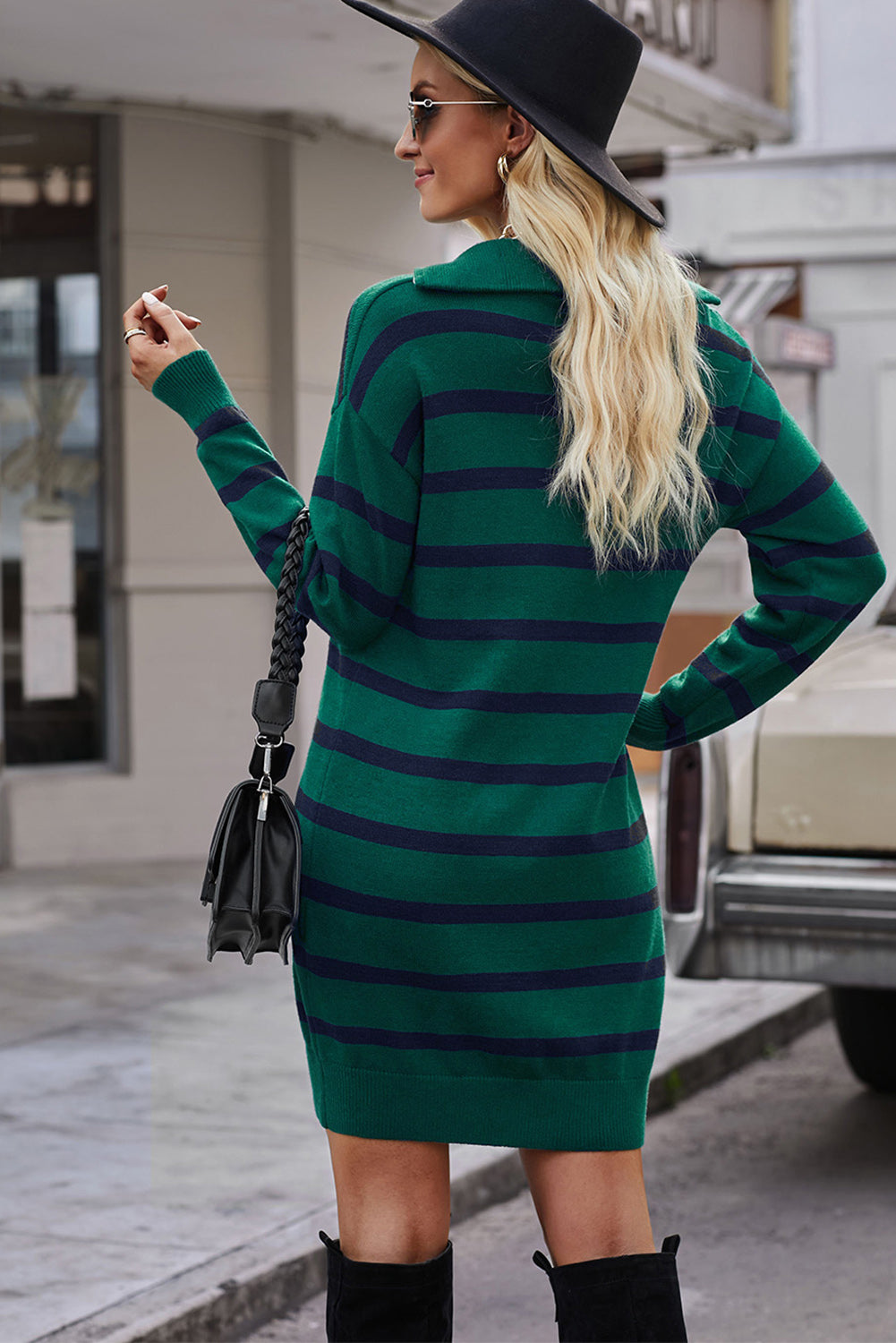 Vestido estilo suéter a rayas con cuello y cremallera de un cuarto