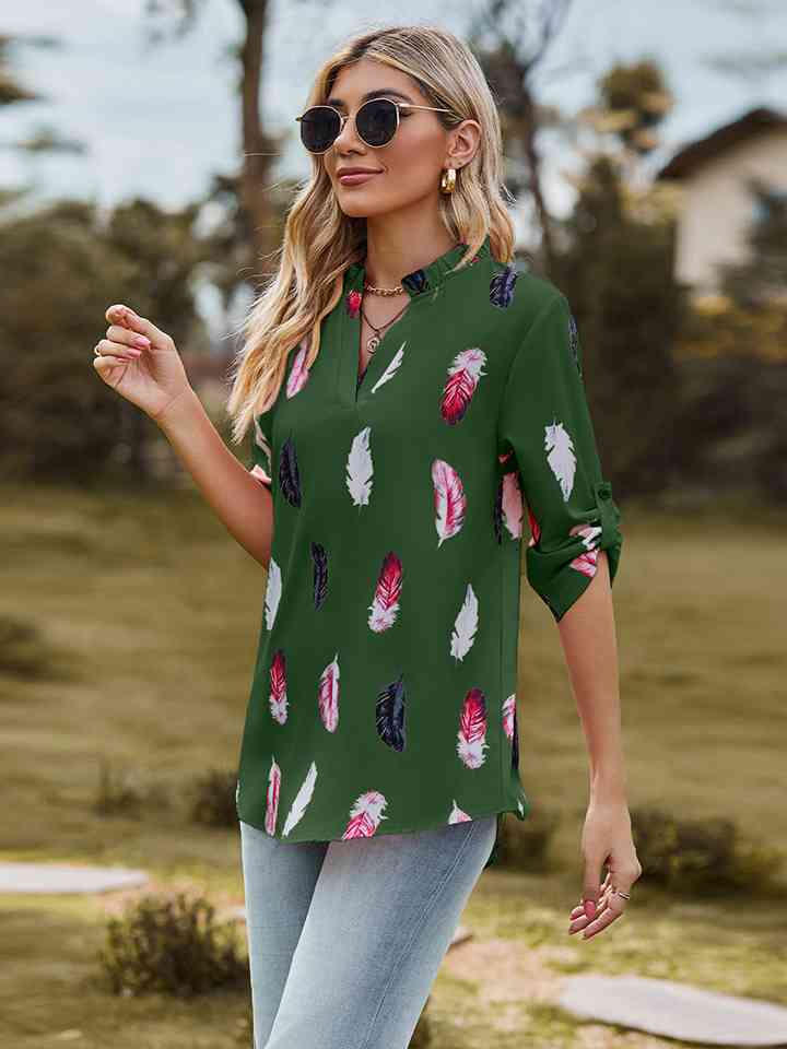 Blusa estampada con cuello con muescas y mangas enrollables