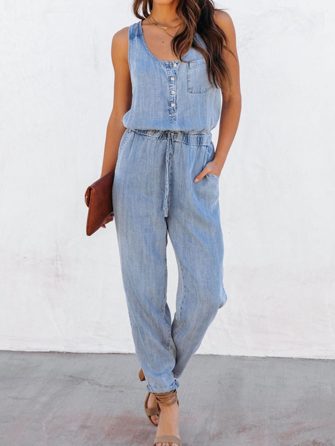 Ärmelloser Jumpsuit mit Kordelzug in der Taille