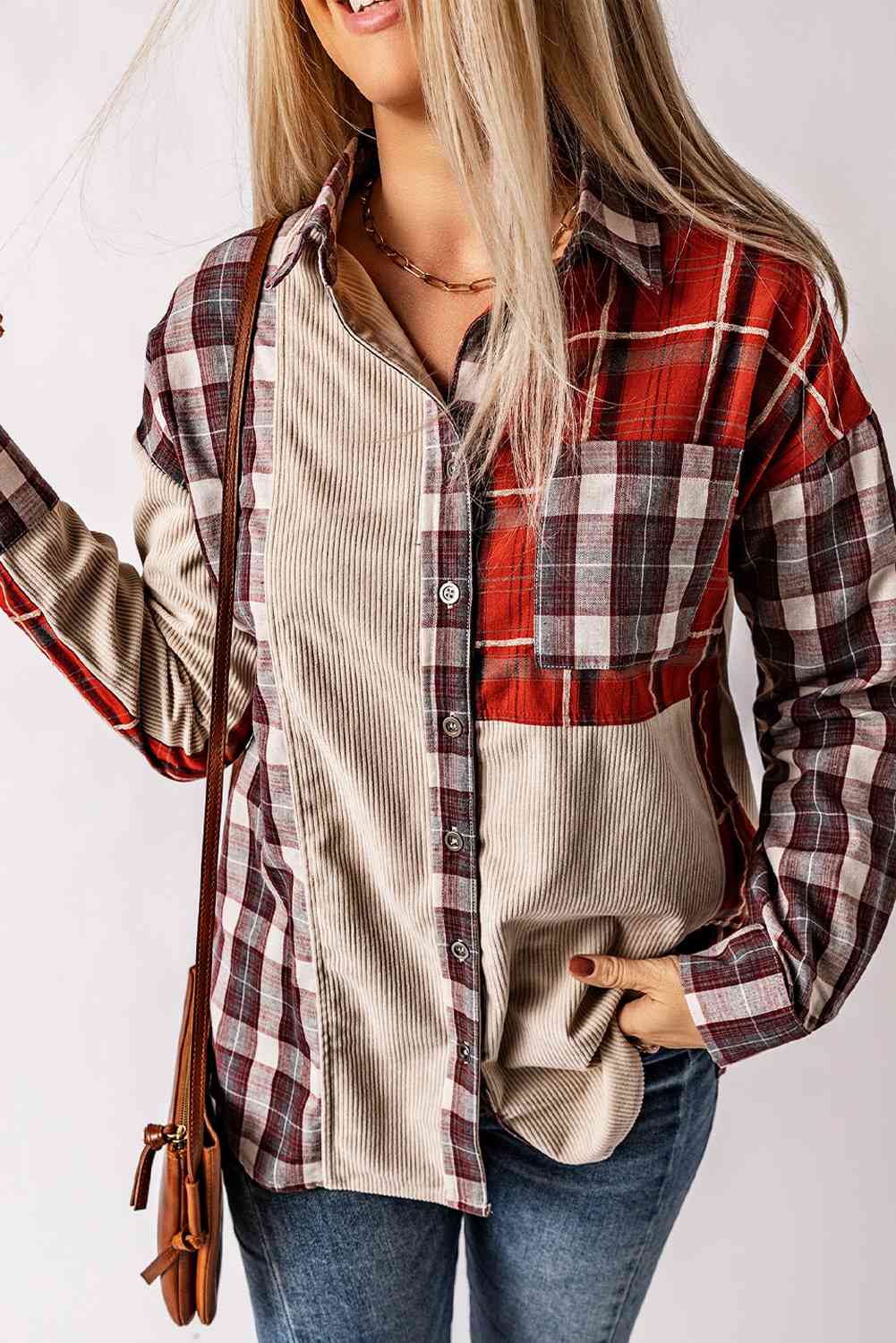 Camisa abotonada con cuello a cuadros y bolsillo