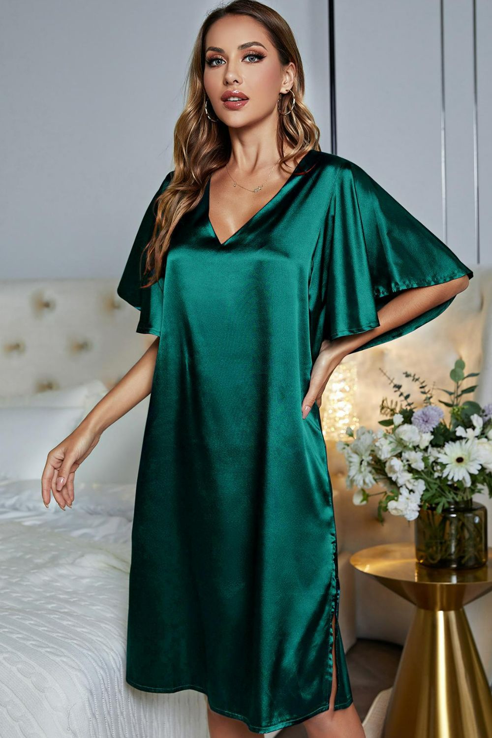 Nachtkleid aus Satin mit Flatterärmeln, Seitenschlitz und V-Ausschnitt