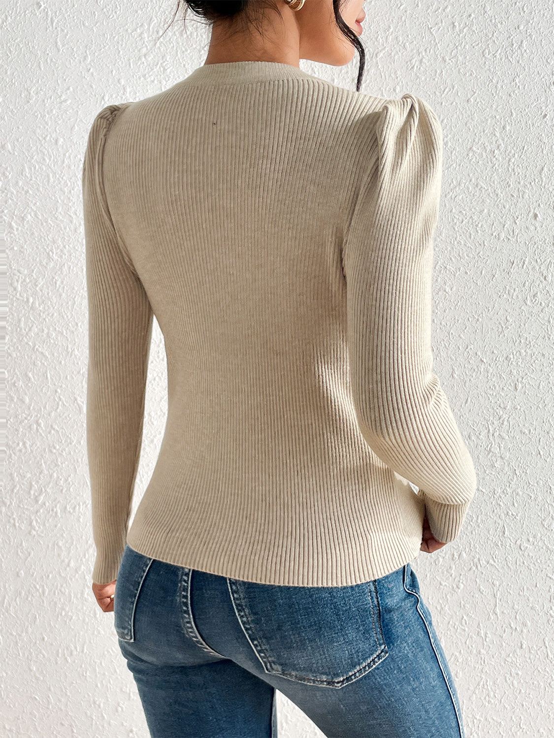 Stricktop mit Cut-outs und Perlenbesatz