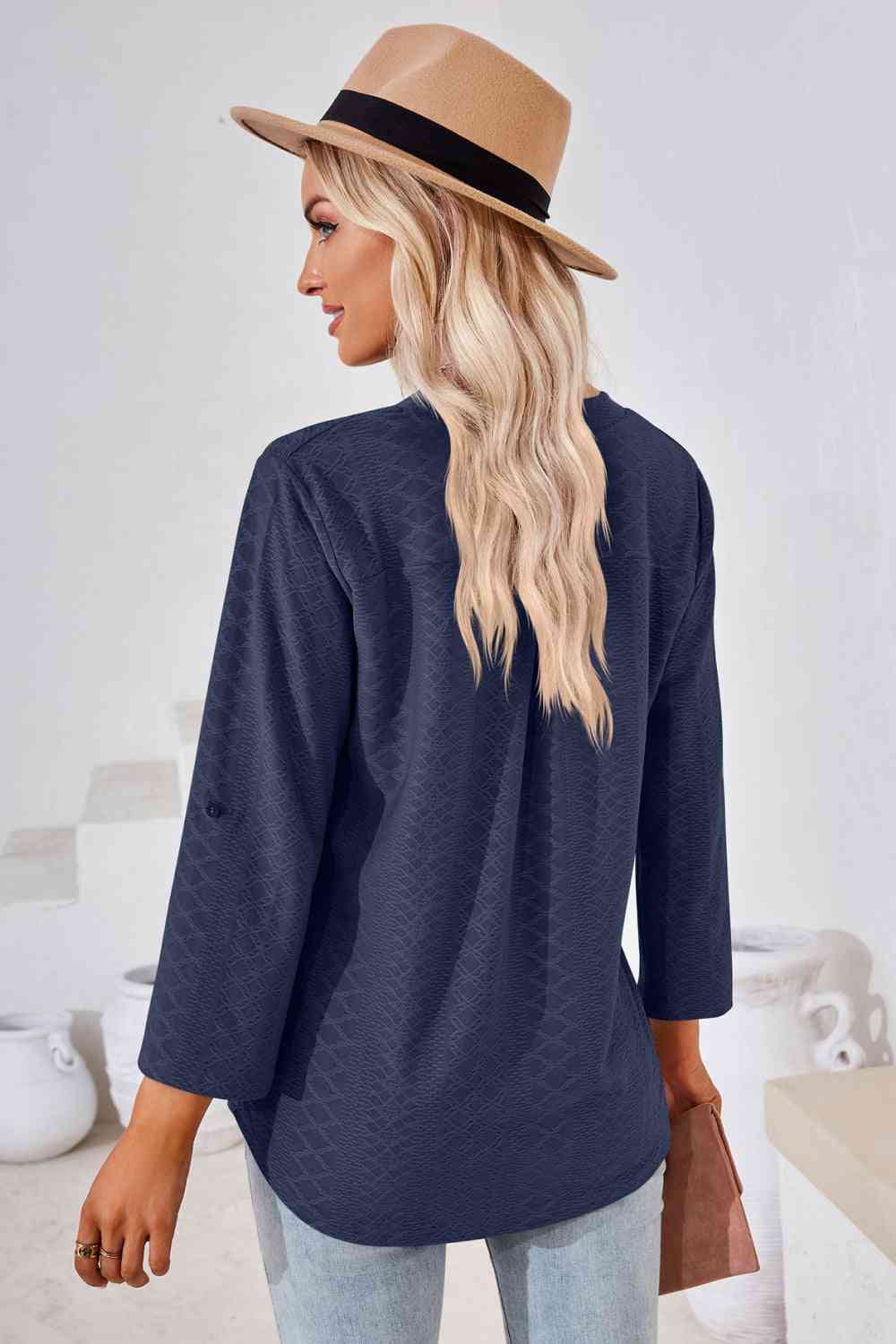 Bluse mit V-Ausschnitt und Rollärmeln