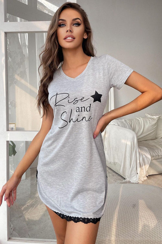 RISE AND SHINE T-Shirt-Kleid mit V-Ausschnitt und kontrastierender Spitze