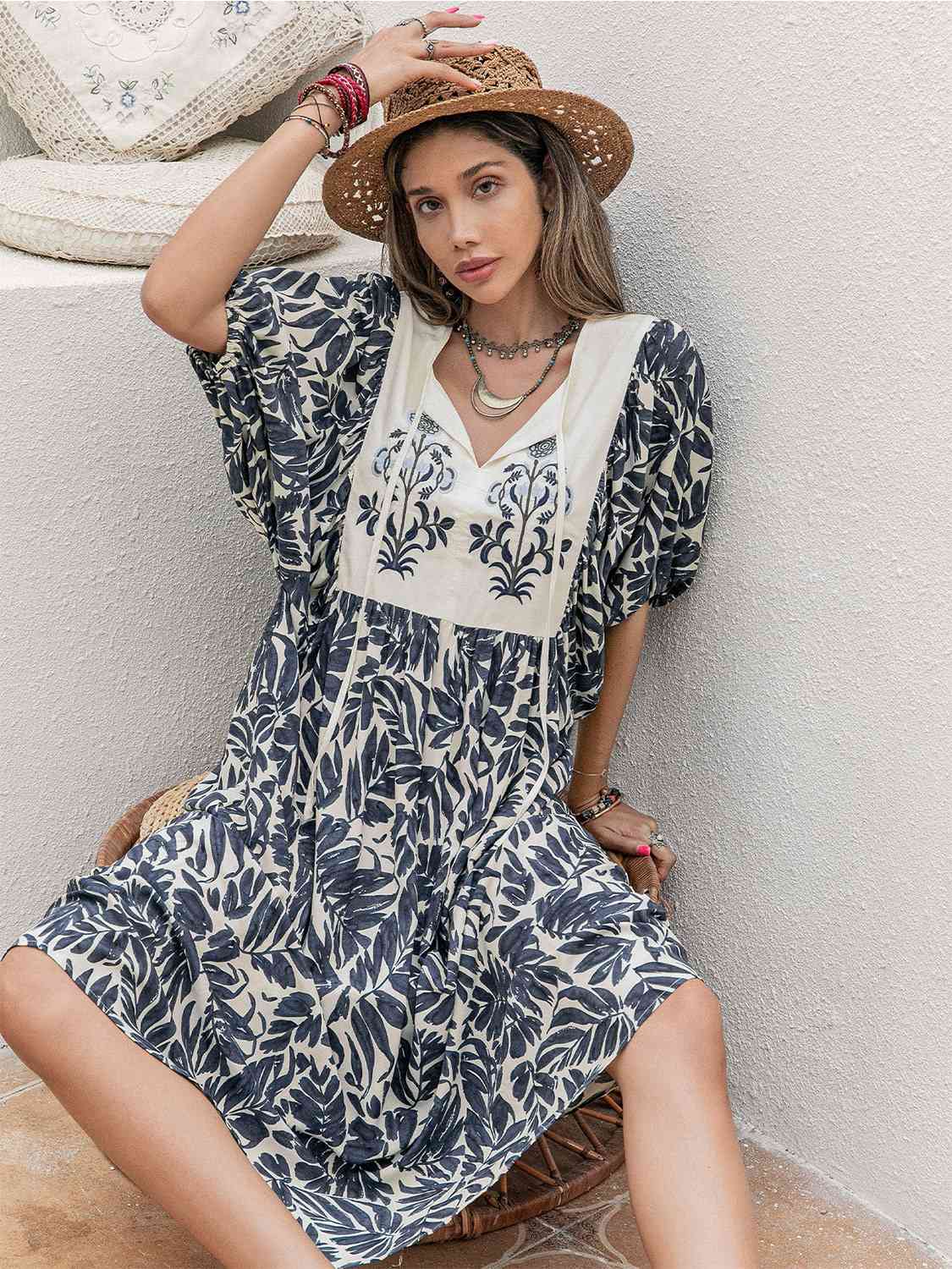 Vestido midi estampado con lazo en el cuello