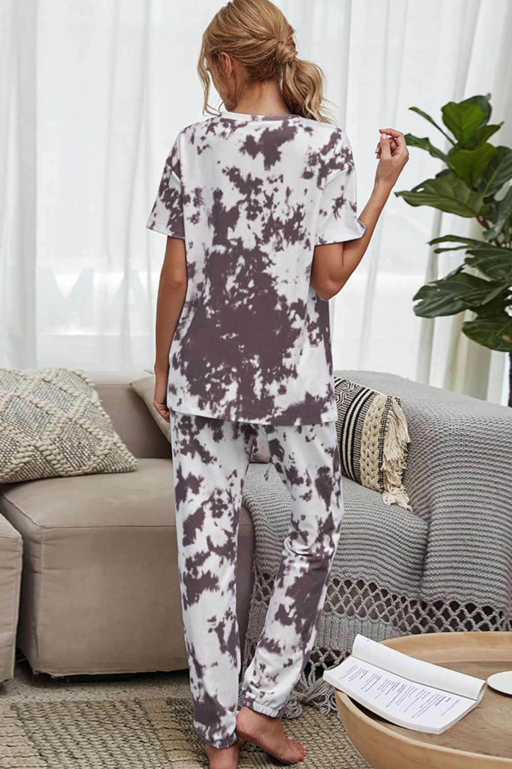 Lounge-Set aus T-Shirt mit Batikmuster und Jogginghose mit Kordelzug in der Taille