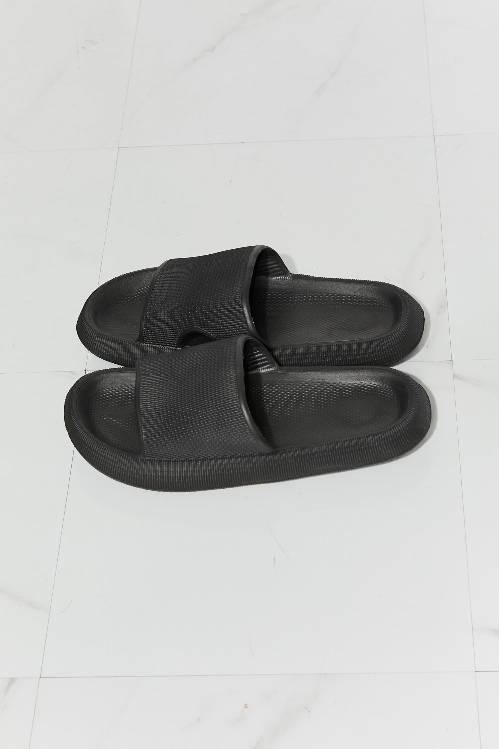 Chanclas con puntera abierta en negro Arms Around Me de MMShoes