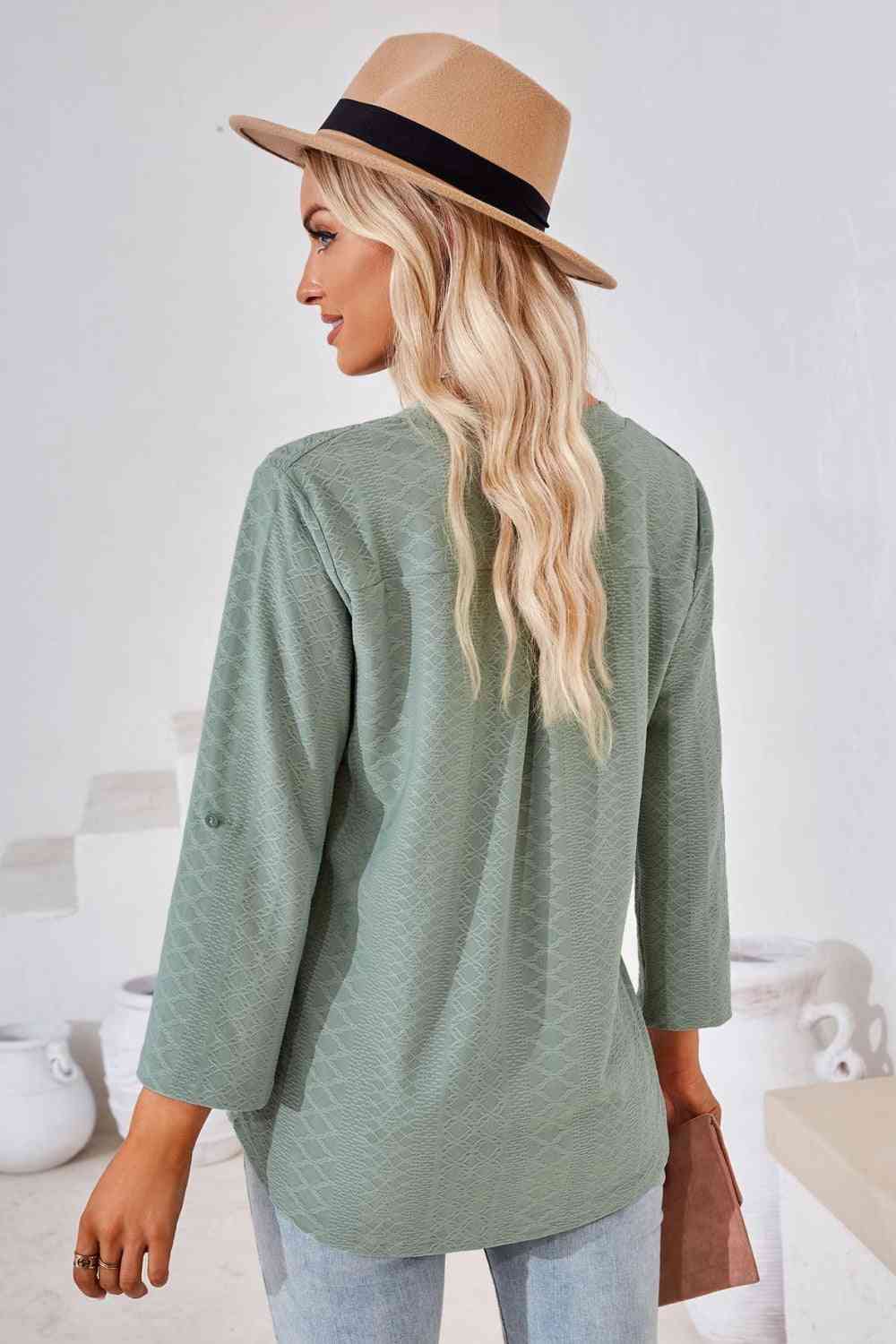 Bluse mit V-Ausschnitt und Rollärmeln