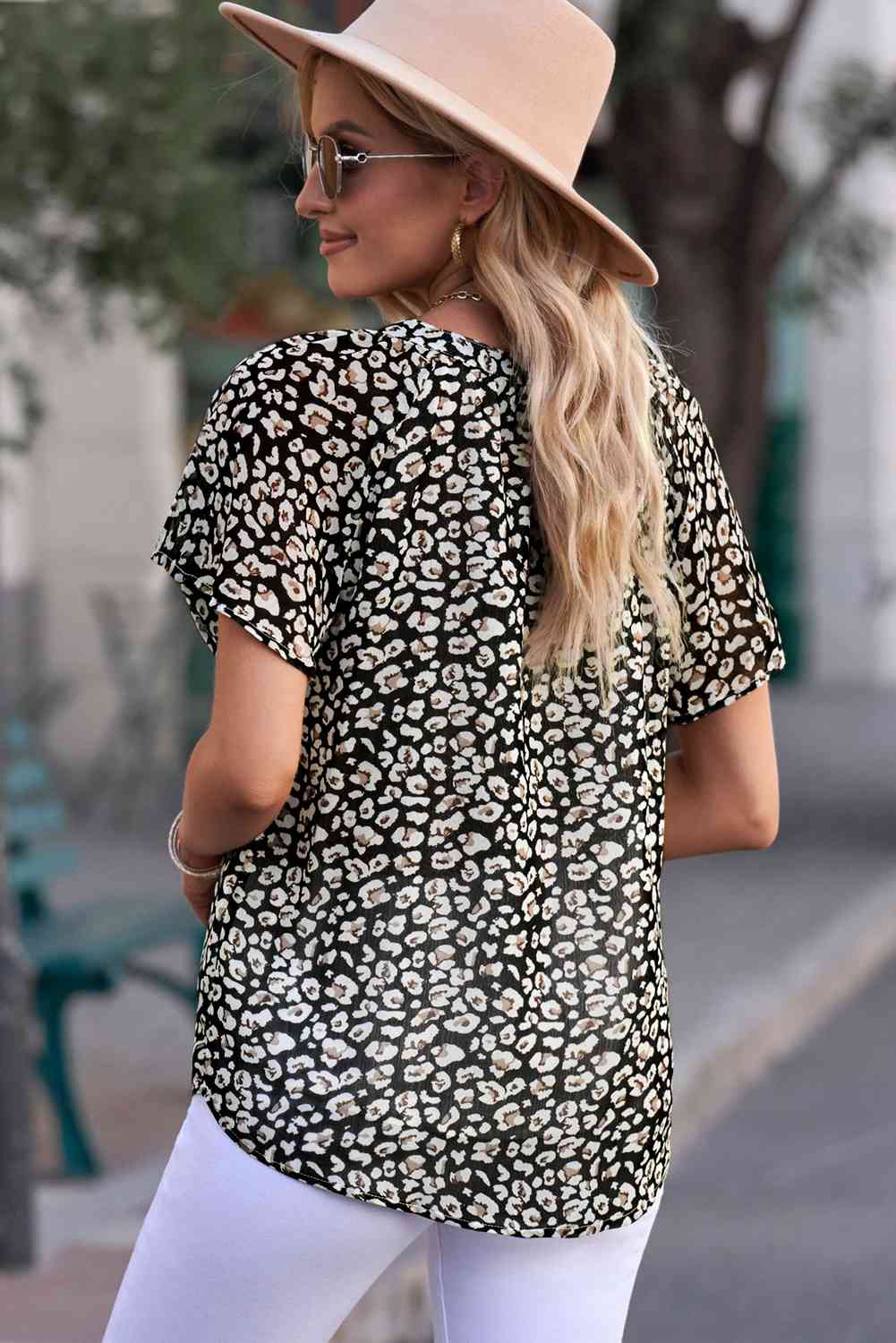 Bluse mit Blumenmuster, Reverskragen und Flatterärmeln