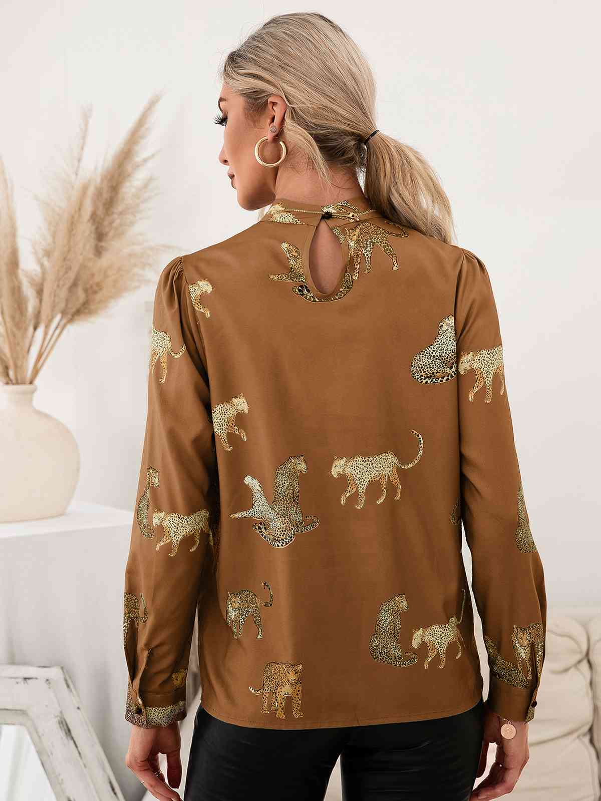 Bluse mit Stehkragen, Puffärmeln und Leopardenmuster