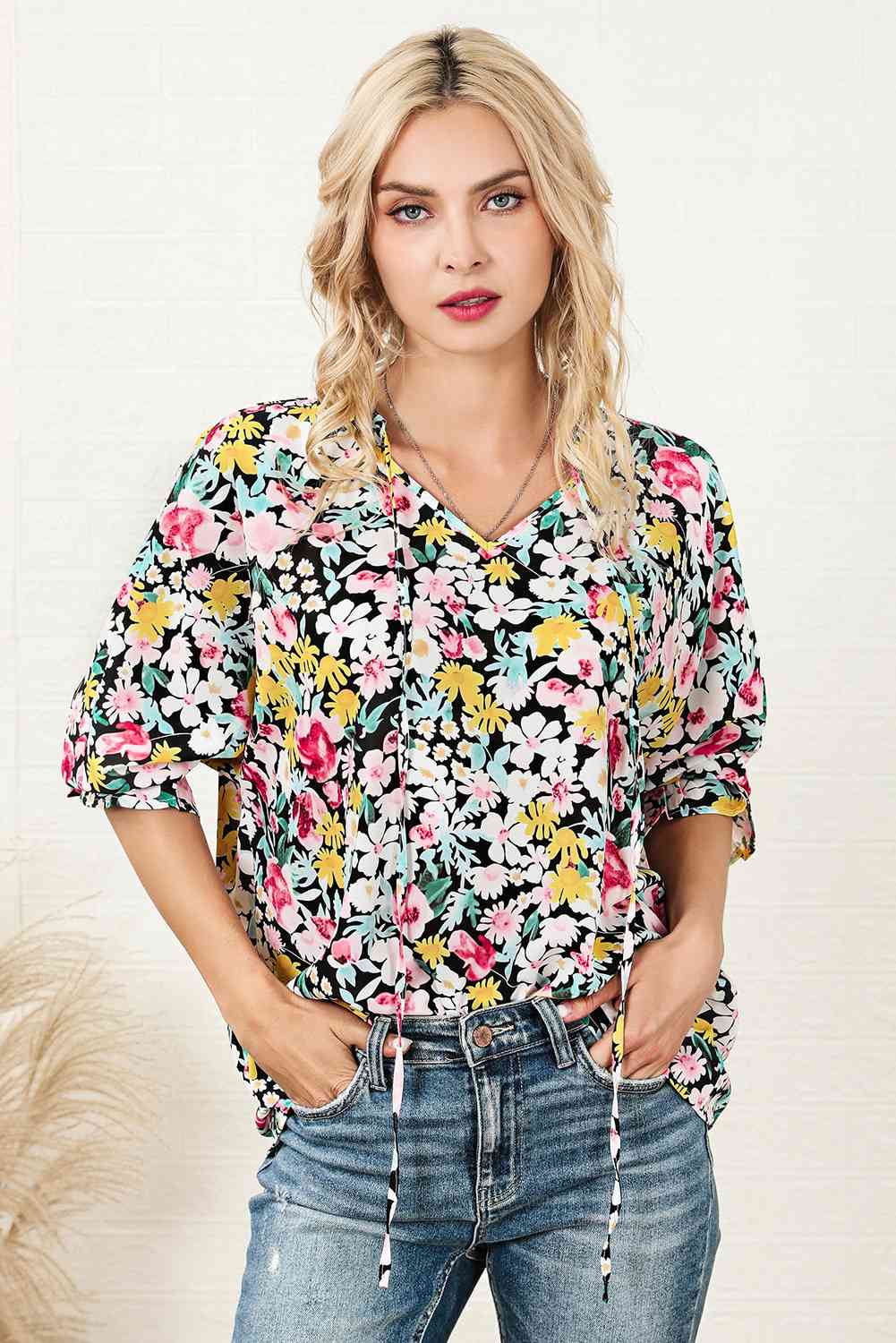 Bluse mit Blumenmuster und Schleife am Kragen