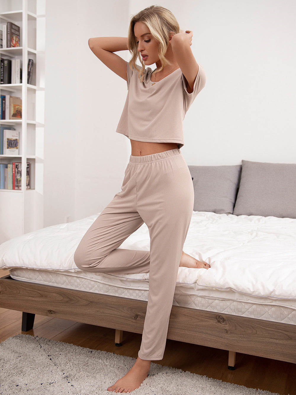 Lounge-Set aus kurzärmligem Top und Hose mit Rundhalsausschnitt