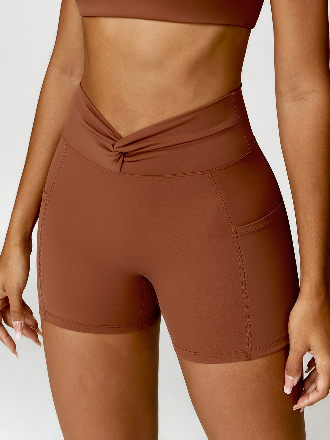 Twisted Active Shorts mit hoher Taille und Taschen