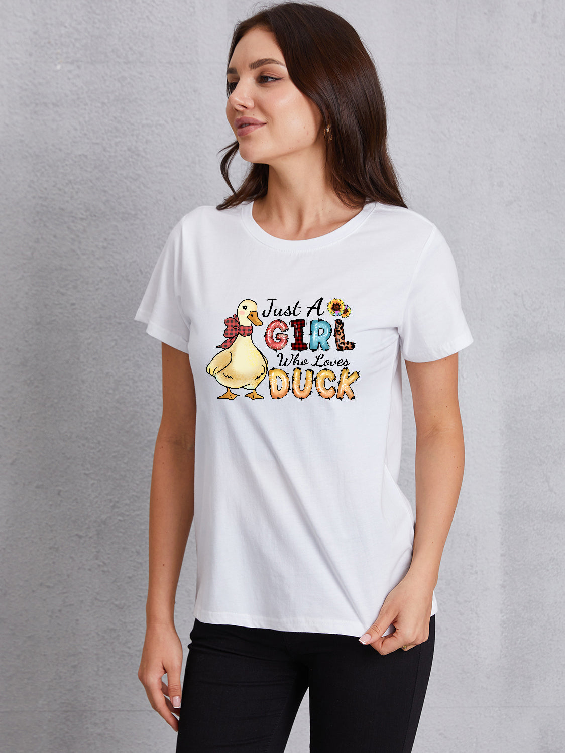 JUST A GIRL WHO LOVES DUCK Round Neck T-Shirt