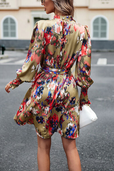 Vestido estampado con manga farol y cuello simulado en la cintura con lazo